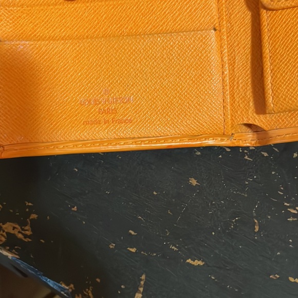 Louis Vuitton creamsicle orange epi leather conpact bifold wallet, like new - Picture 5 of 9
